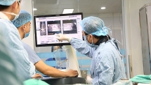 Bệnh viện tuyến tỉnh đầu tiên phẫu thuật cột sống bằng robot