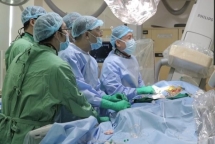Việt Nam làm chủ kỹ thuật thay van động mạch qua da