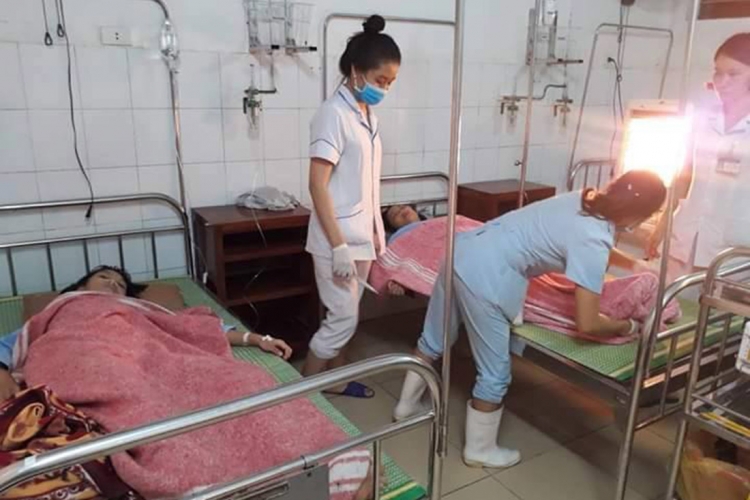 Sét đánh 1 Việt kiều tử vong và 5 học sinh phải cấp cứu