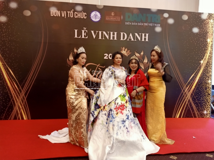 Hàng trăm danh xưng được “bán” trong buổi “vinh danh” chui