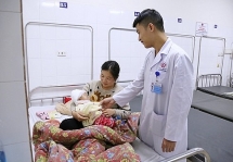 Bé gái 3 tháng tuổi bị chấn thương sọ não do ngói rơi vào đầu