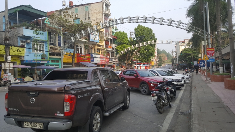 Tràn lan vi phạm lấn chiếm lòng đường, vỉa hè tại cửa khẩu quốc tế Lào Cai