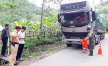 bi phat hien xe qua tai tai xe lat ca bin khoa cua bo di