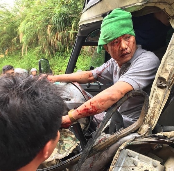 Lào Cai: Tai nạn trên trên quốc lộ 70, tài xế kẹt trên cabin