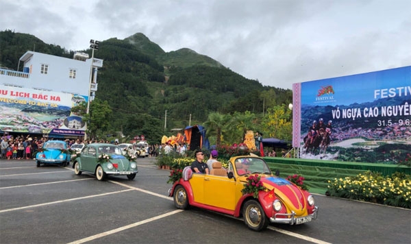 Dàn xe cổ Thủ đô hội tụ trên “Cao nguyên trắng Bắc Hà”