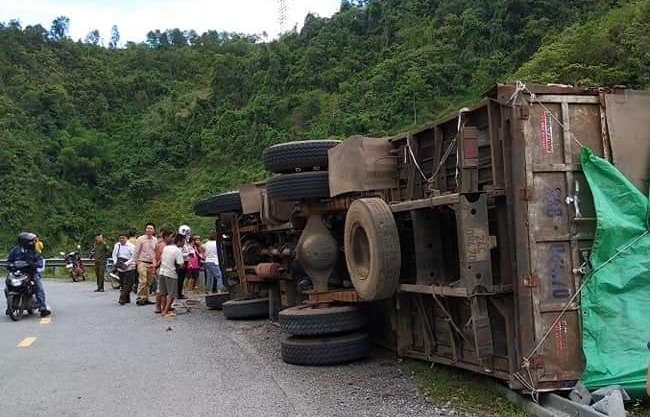 Lai Châu: Xe chở gỗ lật ngang, tài xế bị thương nặng