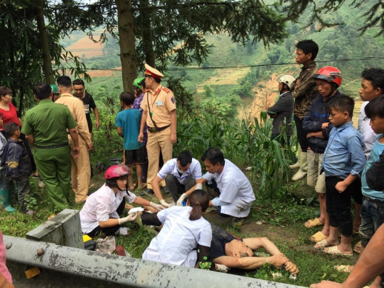 Sau va chạm, ô tô 7 chỗ lao xuống vực, 3 người bị thương