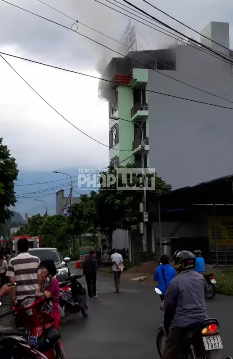 Lai Châu: Nhà nghỉ bị khách đốt cháy dữ dội