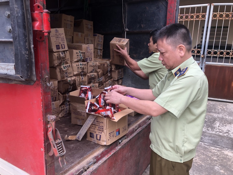 Lào Cai: Bắt và tiêu hủy 8.000 que kem Trung Quốc nhập lậu