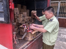 Lào Cai: Bắt và tiêu hủy 8.000 que kem Trung Quốc nhập lậu