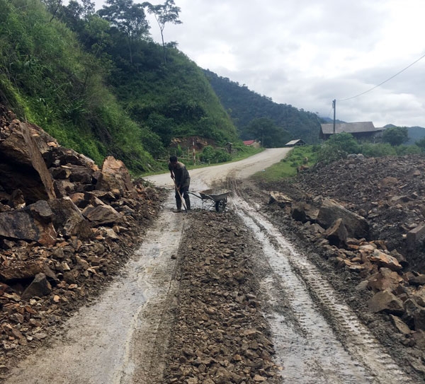 Thông tuyến đoạn sạt lở gây ách tắc giao thông trên Quốc lộ 279