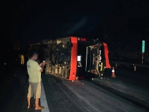 hai xe khach doi dau tren cao toc noi bai lao cai 3 nguoi nhap vien