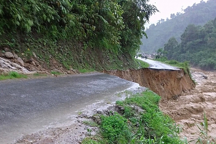 lu quet cuon troi nhieu nha cua hoa mau tai nam nhun va muong te