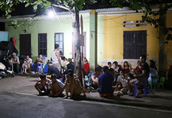 Phụ huynh đội nắng dầm mưa xếp hàng mua hồ sơ đăng ký học mầm non cho con