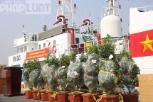 Mang quà tết tới các chiến sĩ hải quân trên biển dịp xuân Canh Tý 2020