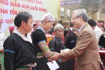 Thường trực Ban Bí thư Trần Quốc Vượng tặng quà tết cho gia đình khó khăn ở Yên Bái