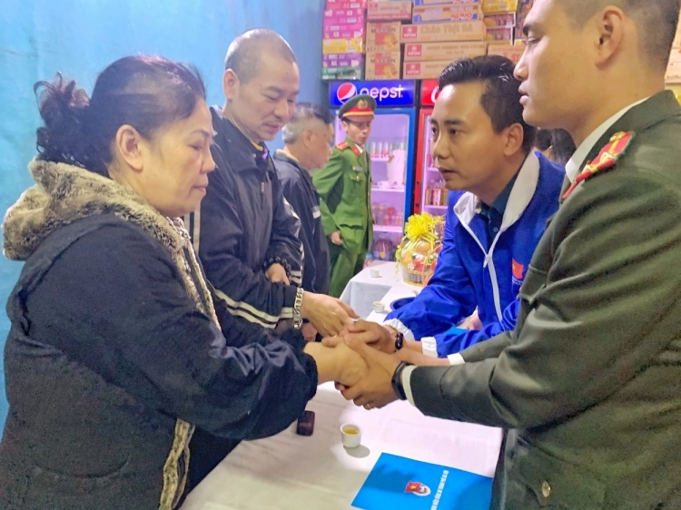 thuong truc thanh doan ha noi tham dong vien cac gia dinh chien sy hy sinh tai dong tam