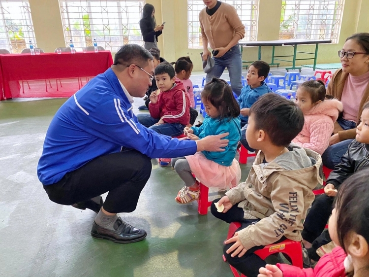 xuan tinh nguyen tet am yeu thuong den voi thieu nhi xa dong tam