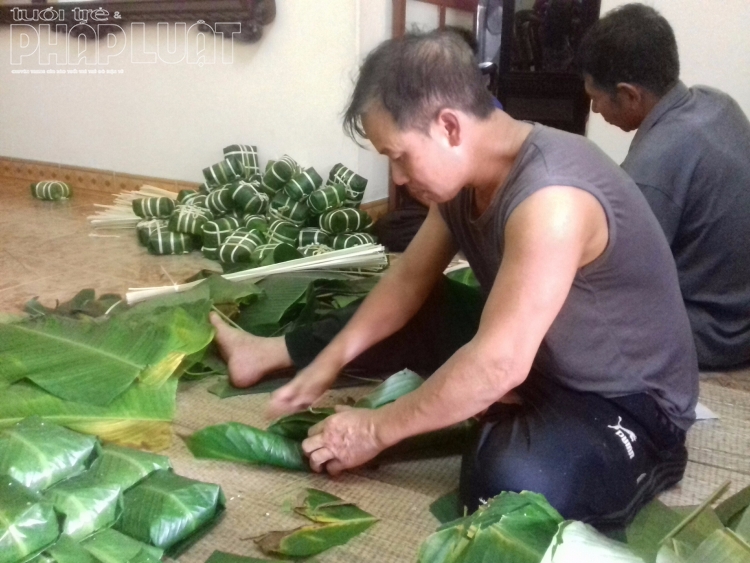 Làng Bạc tất bật hàng trăm mẻ bánh chưng ngày cận Tết Nguyên đán Canh Tý