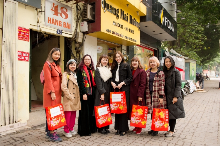 a hau tuong san cung gia dinh di tang qua cho nguoi cao tuoi tai ha noi