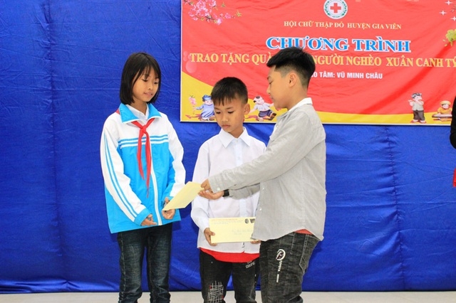 Cậu bé 9 tuổi dành tiền mừng tuổi giúp học sinh mồ côi ăn Tết