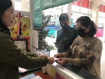 Mua vé trong bến xe, người dân Yên Bái được phát miễn phí khẩu trang chống dịch Corona