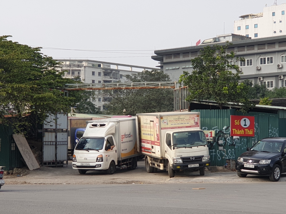 Hàng loạt bãi xe hoạt động không phép, Chủ tịch quận Cầu Giấy ở đâu?