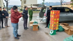 yen bai bat giu doi tuong van chuyen gan nua tan phao no trai phep