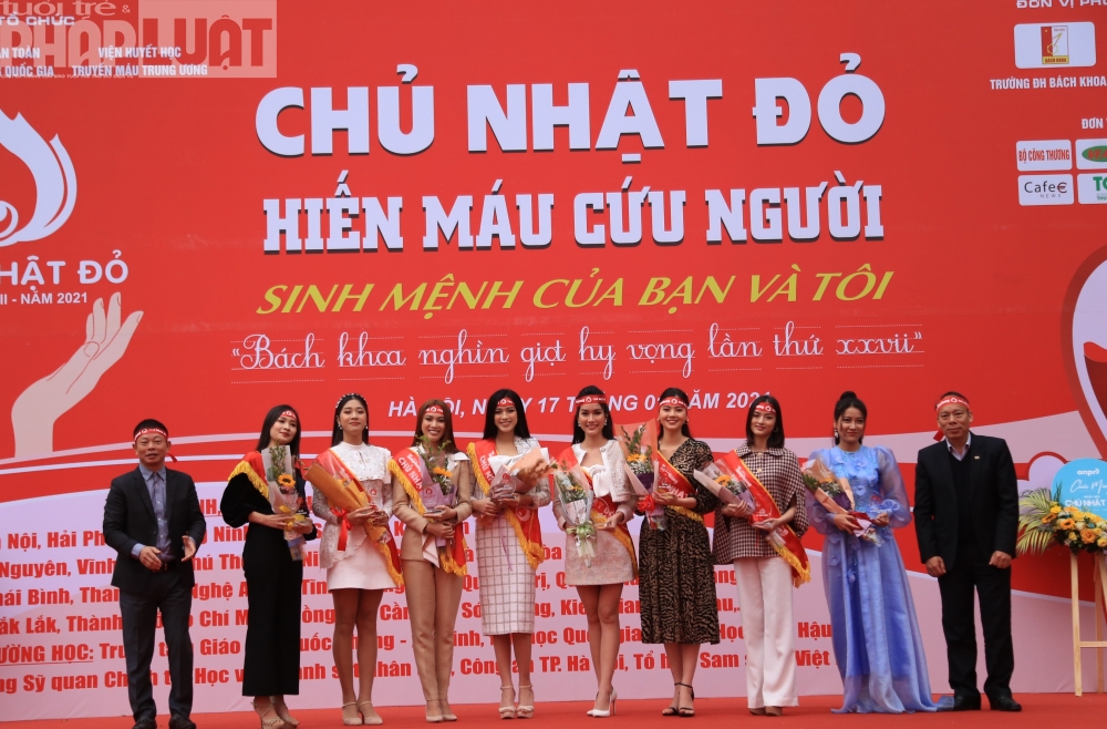 Top 3 Hoa hậu Việt Nam 2020: Hoa hậu Đỗ Thị Hà, Á hậu Phạm Ngọc Phương Anh, Á hậu Nguyễn Lê Ngọc Thảo hào hứng tham gia hưởng ứng cho sự kiện.