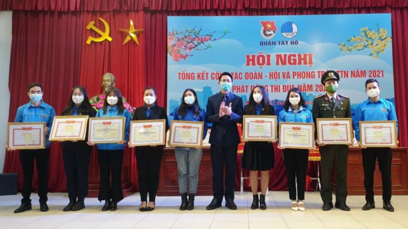 Các tập thể, cá nhân xuất sắc được khen thưởng