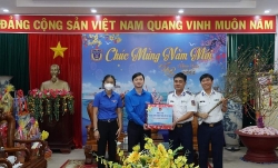 Bí thư Trung ương Đoàn Nguyễn Minh Triết thăm, tặng quà cho chiến sĩ hải quân