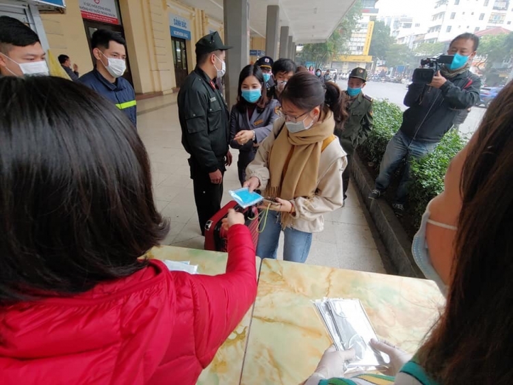 75000 khau trang phat mien phi cho nguoi dan ha noi