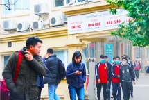 Sinh viên đi học khi dịch Corona: Không cần thiết đeo khẩu trang mọi lúc mọi nơi