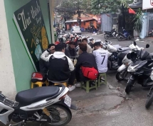 Tụ tập “chém gió” nơi đông người: Những bạn trẻ không sợ dịch