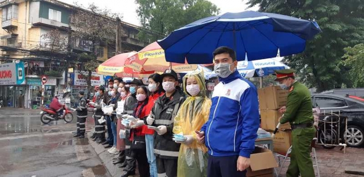 chien si canh sat co dong lan lon voi nhung viec tu te