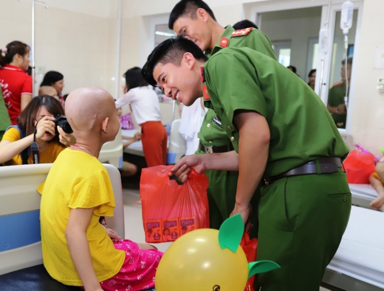 chien si canh sat co dong lan lon voi nhung viec tu te