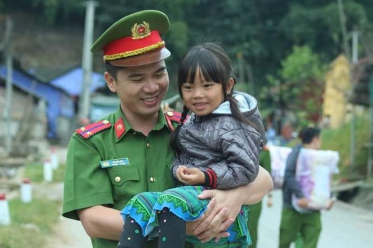 chien si canh sat co dong lan lon voi nhung viec tu te