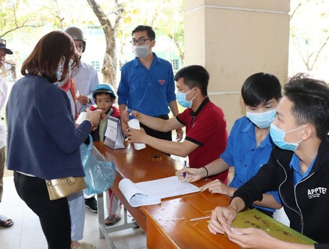 hang loat cac truong dai hoc cao dang ra quan san xuat va phat mien phi nuoc sat khuan