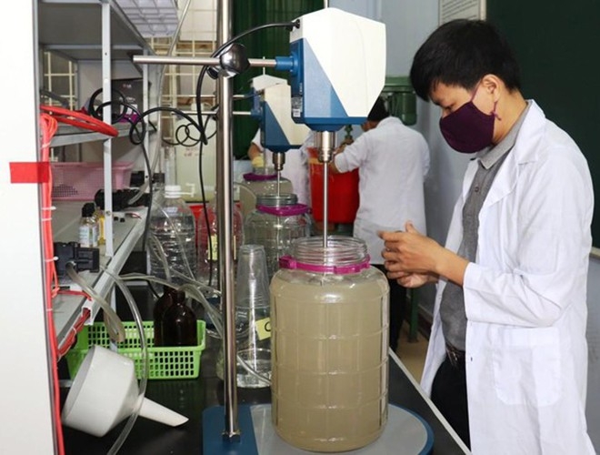 hang loat cac truong dai hoc cao dang ra quan san xuat va phat mien phi nuoc sat khuan