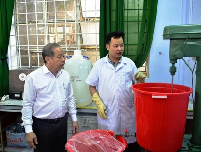 hang loat cac truong dai hoc cao dang ra quan san xuat va phat mien phi nuoc sat khuan