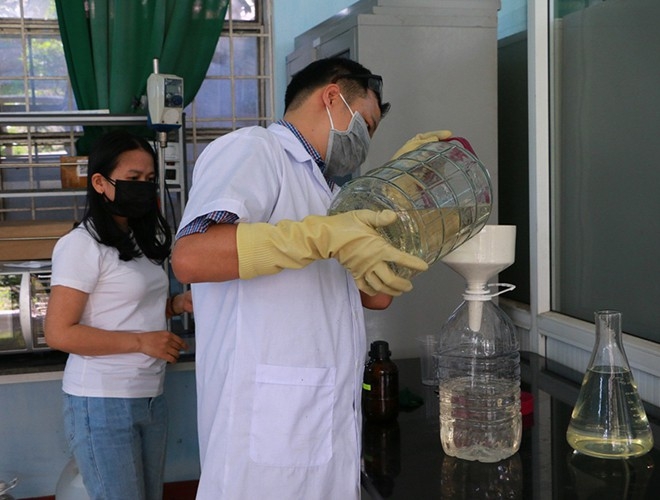 hang loat cac truong dai hoc cao dang ra quan san xuat va phat mien phi nuoc sat khuan