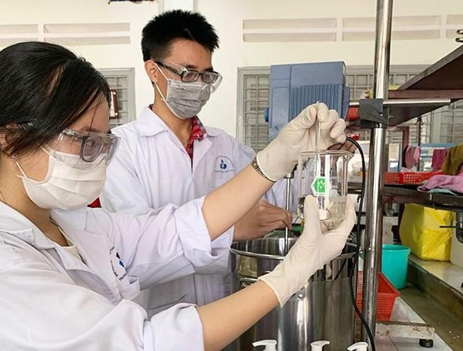 hang loat cac truong dai hoc cao dang ra quan san xuat va phat mien phi nuoc sat khuan