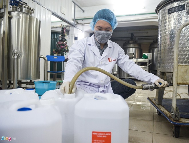 hang loat cac truong dai hoc cao dang ra quan san xuat va phat mien phi nuoc sat khuan