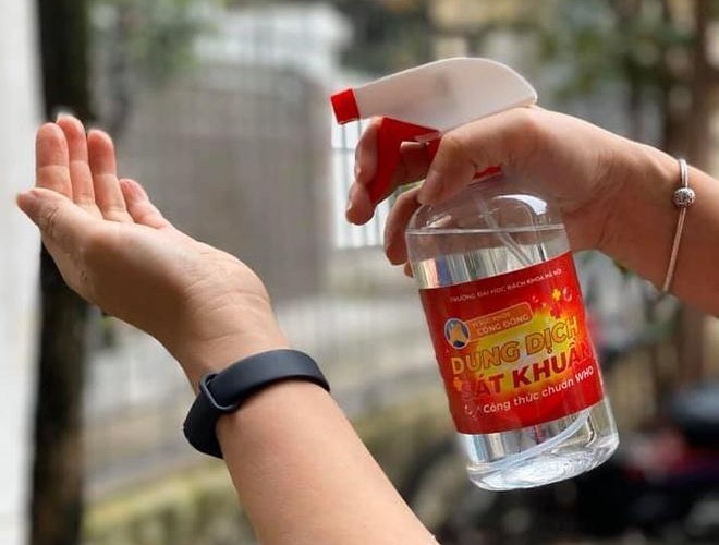 hang loat cac truong dai hoc cao dang ra quan san xuat va phat mien phi nuoc sat khuan