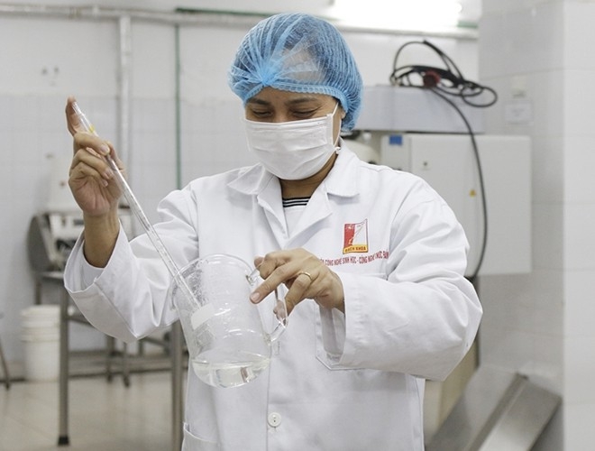 hang loat cac truong dai hoc cao dang ra quan san xuat va phat mien phi nuoc sat khuan