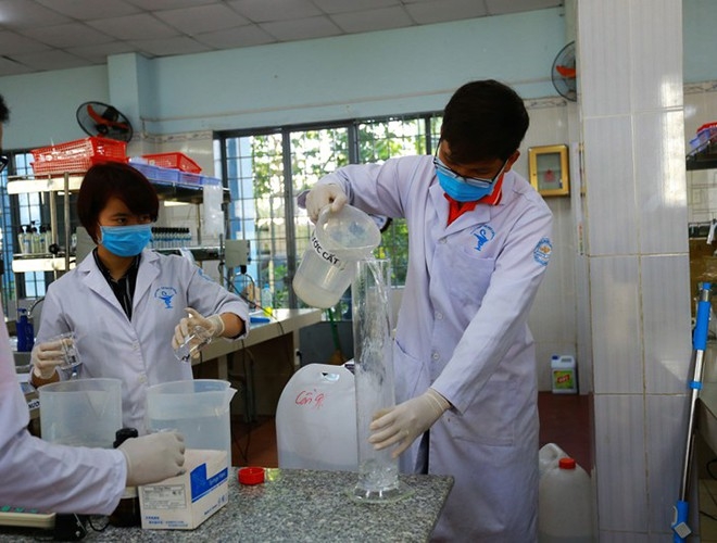 hang loat cac truong dai hoc cao dang ra quan san xuat va phat mien phi nuoc sat khuan