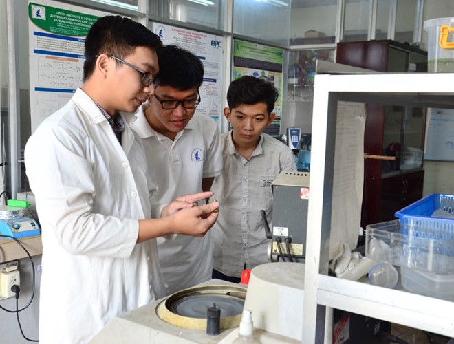 hang loat cac truong dai hoc cao dang ra quan san xuat va phat mien phi nuoc sat khuan