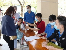 Hàng loạt các trường đại học, cao đẳng "ra quân" sản xuất và phát miễn phí nước sát khuẩn