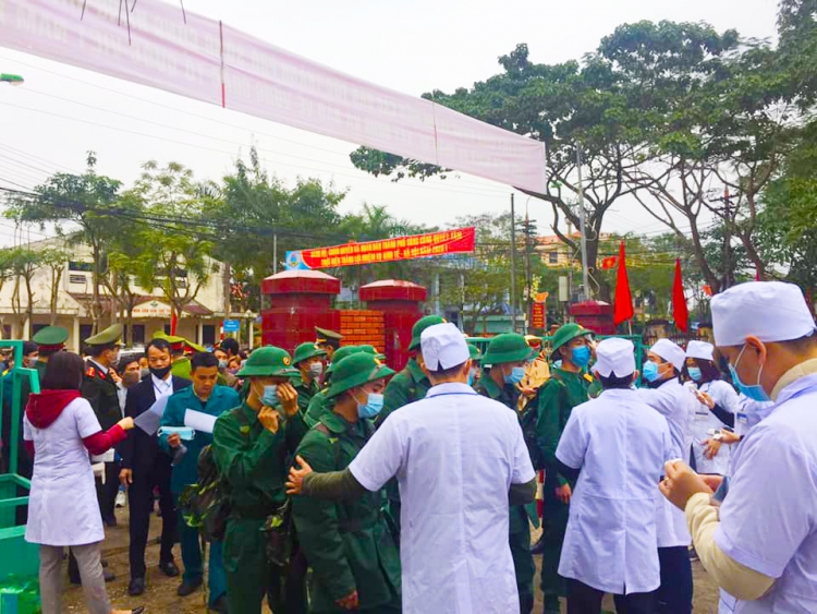 thanh nien tp song cong hao huc len duong nhap ngu bao ve to quoc