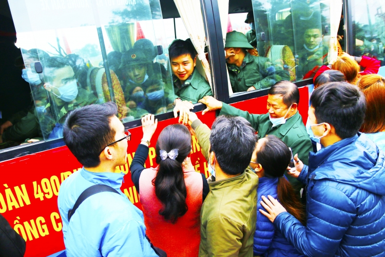 thanh nien tp song cong hao huc len duong nhap ngu bao ve to quoc